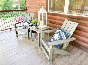 Centrally Located Secluded Luxury Cabin with Hot Tub!